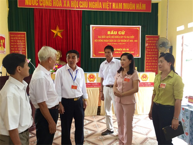 Bản tin bầu cử TP Uông Bí cập nhật 18 giờ ngày 22-5: Đến 18 giờ ngày 22-5, trên 99% cử tri TP Uông Bí đã tham gia bỏ phiếu bầu cử