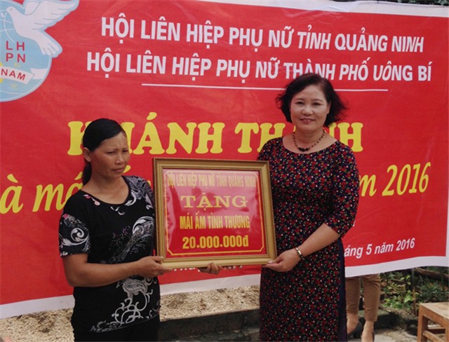 Hội LHPN thành phố Uông Bí bàn giao nhà Mái ấm tình thương 