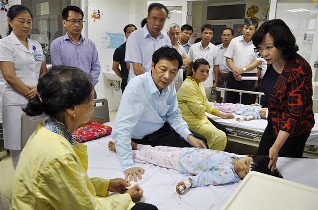 Các đồng chí lãnh đạo tỉnh thăm hỏi, động viên nạn nhân và gia đình trong vụ sét đánh tại TX Quảng Yên