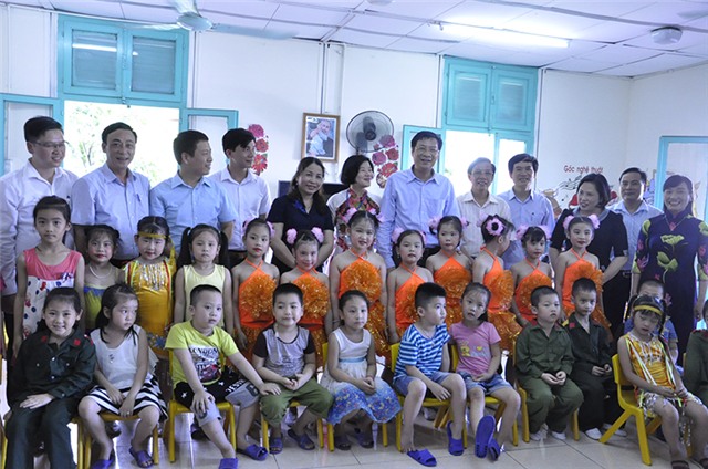 Bí thư Tỉnh ủy Nguyễn Văn Đọc thăm, tặng quà trẻ em nhân Ngày Quốc tế thiếu nhi tại TP Cẩm Phả