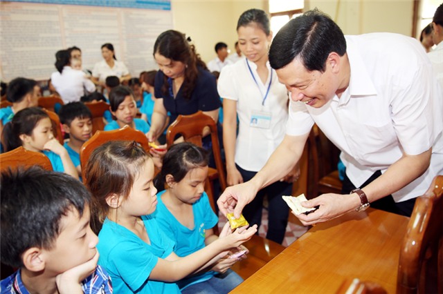 Chủ tịch UBND tỉnh Nguyễn Đức Long thăm, tặng quà trẻ em nhân ngày Quốc tế thiếu nhi