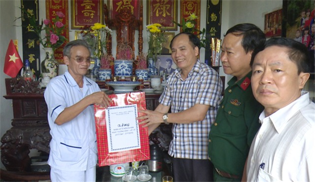 Lãnh đạo thành phố thăm, tặng quà người có công nhân kỷ niệm 69 năm Ngày Thương binh liệt sỹ