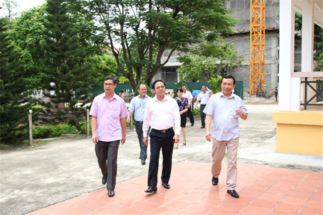 Đồng chí Đặng Huy Hậu, Phó Chủ tịch Thường trực UBND tỉnh Quảng Ninh thăm và làm việc tại Trường Đại học Hạ Long