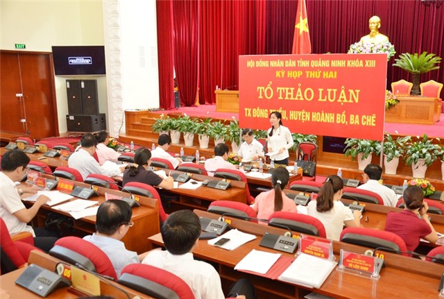 Ngày làm việc thứ 2 của kỳ họp thứ 2 HĐND tỉnh khóa XIII - Sôi nổi thảo luận tại tổ về các giải pháp thúc đẩy kinh tế - xã hội