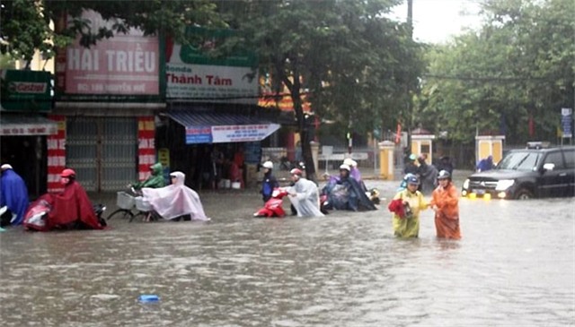 Mưa lớn gây ngập lụt nghiêm trọng nhiều tuyến đường tại Huế