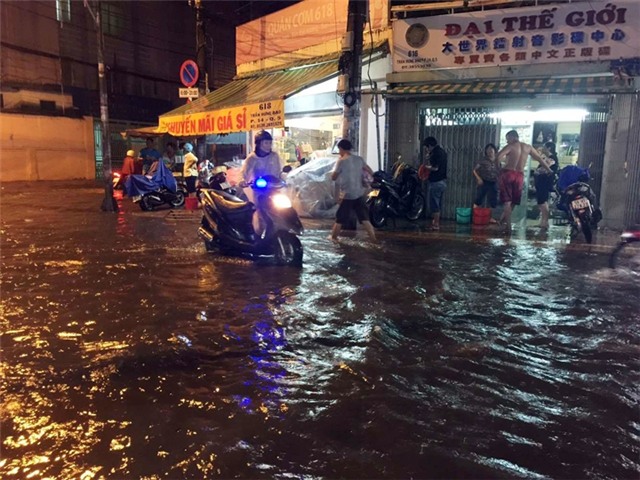 Mưa lớn gây ngập và kẹt xe nghiêm trọng ở TP Hồ Chí Minh, Đồng Nai