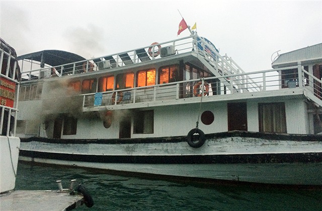 Tàu cháy trên Vịnh Hạ Long, du khách được sơ tán kịp thời và đưa lên bờ an toàn