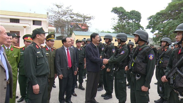 Đồng chí Nguyễn Văn Đọc, Bí thư Tỉnh ủy, Chủ tịch HĐND tỉnh tặng quà Tết Trung đoàn cảnh sát cơ động Đông Bắc