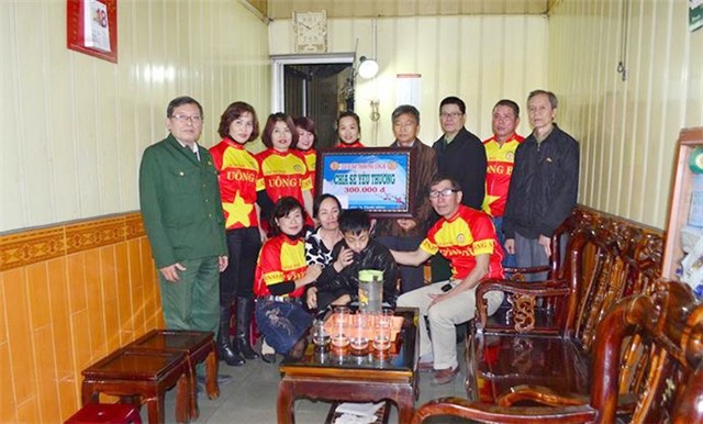 CLB xe đạp Thành phố Uông Bí: Tặng 15 suất quà Tết cho nạn nhân chất độc da cam trên địa bàn thành phố