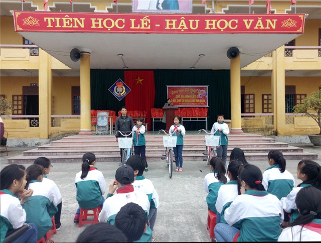 Trường THCS Yên Thanh: Tặng quà Tết cho học sinh có hoàn cảnh khó khăn 