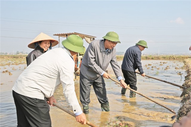 Bí thư Tỉnh ủy xuống đồng đầu Xuân cùng nông dân Đông Triều