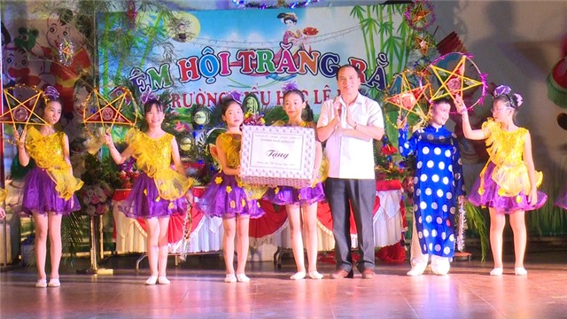 Lãnh đạo thành phố tặng quà thiếu niên nhi đồng Tết trung thu 2017
