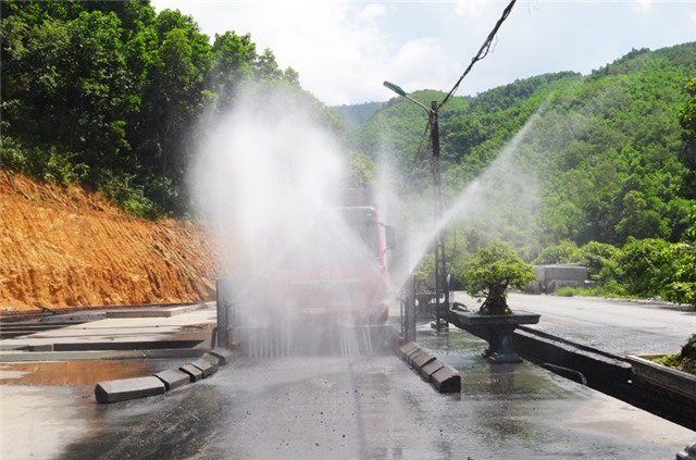 Phóng sự: Bảo vệ môi trường từ các trạm rửa xe tự động ngành Than