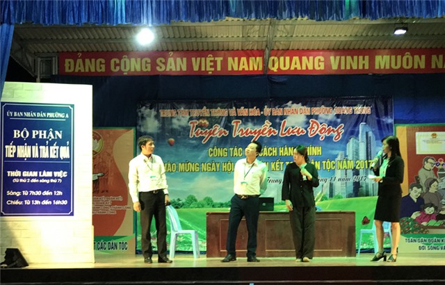 Tuyên truyền lưu động chào mừng Ngày hội đại đoàn kết toàn dân tại khu 5B, phường Quang Trung