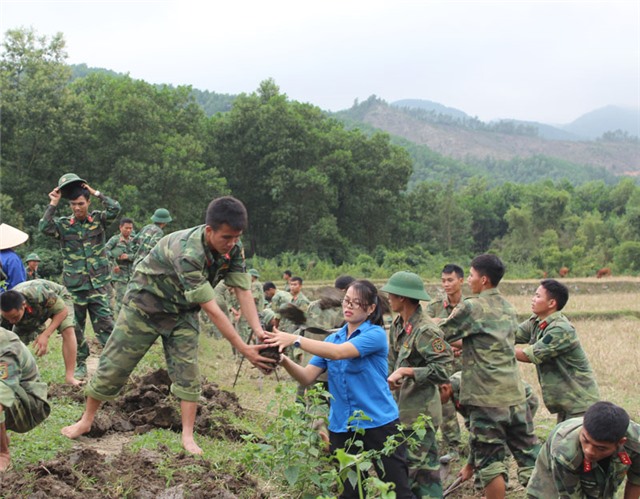 Đơn vị quân đội gia cố kênh mương nội đồng tại xã Thượng Yên Công