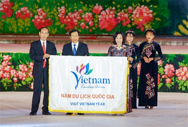 Quảng Ninh nhận cờ đăng cai tổ chức Năm Du lịch quốc gia 2018