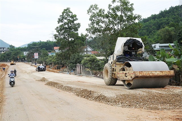 Đường vào Yên Tử phấn đấu thảm xong nền trước Tết Nguyên đán