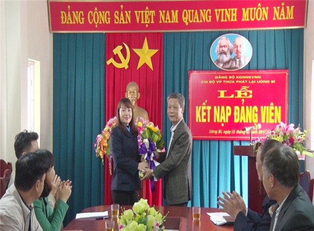 Chi bộ Văn phòng Thừa phát lại Uông Bí kết nạp Đảng viên mới