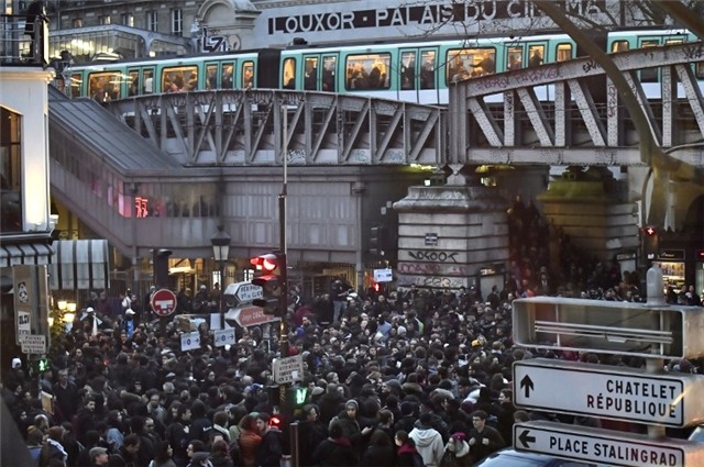 Biểu tình bạo lực lan rộng tới thủ đô Paris