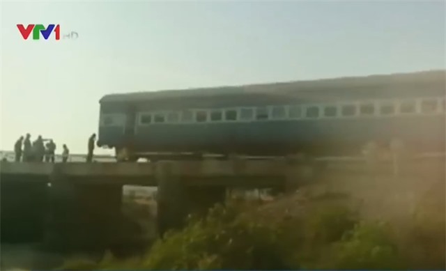 Tàu hỏa trật bánh ở Ấn Độ, ít nhất 25 người bị thương