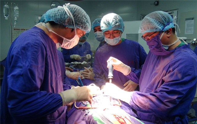 Quảng Ninh: Phẫu thuật thành công ca nắn chỉnh gù vẹo cột sống bệnh lý đầu tiên