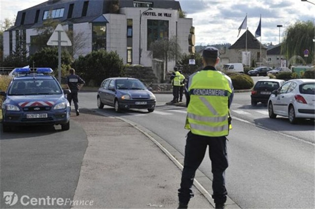 Pháp bắt giữ hai nghi phạm khủng bố trước vòng bầu cử Tổng thống