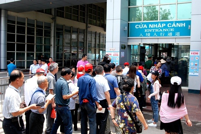 Dừng thu phí xuất nhập cảnh qua cửa khẩu quốc tế Móng Cái
