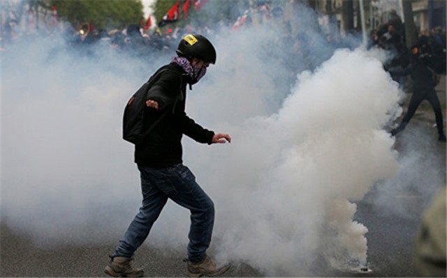 Hàng trăm người bị bắt sau khi ông Macron đắc cử