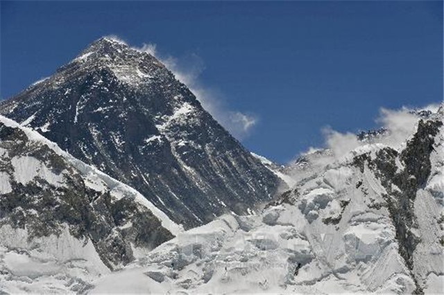 Leo Everest không phép, bị thu hộ chiếu, phạt 22.000 USD