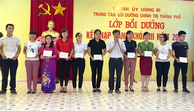 Bế giảng lớp bồi dưỡng kết nạp Đảng khóa III năm 2017