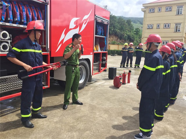 Học viên khóa học kỳ quân đội trải nghiệm kỹ năng phòng cháy chữa cháy (PCCC)