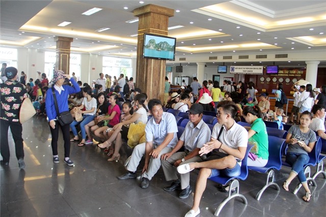 Từ 28/5, phí dịch vụ qua cảng Tuần Châu tăng lên 40.000đ/lượt