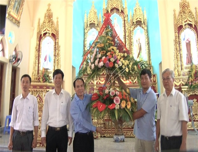 Bí thư Thành ủy Trần Văn Lâm chúc mừng khánh thành Nhà thờ giáo họ Thất tinh