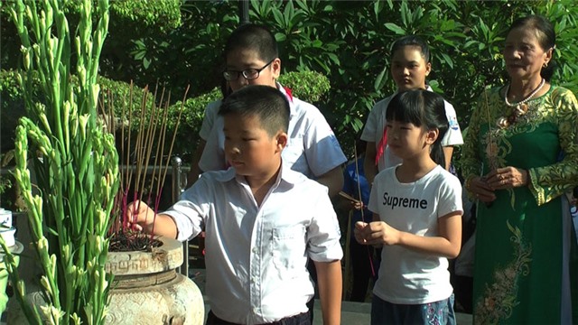 Thiếu nhi khu 1, phường Yên Thanh báo công tại Di tích Lưu niệm Bác Hồ về thăm Uông Bí