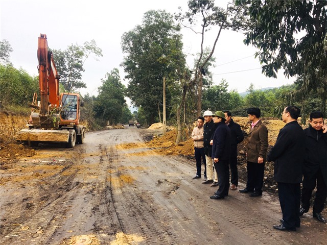 Đồng chí Nguyễn Anh Tú,  Phó Bí thư Thành ủy, Chủ tịch UBND thành phố kiểm tra thực địa tại xã Thượng Yên Công