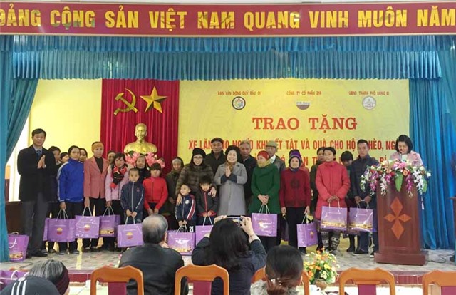 Trao xe lăn và quà tết hỗ trợ người khuyết tật, hộ nghèo 