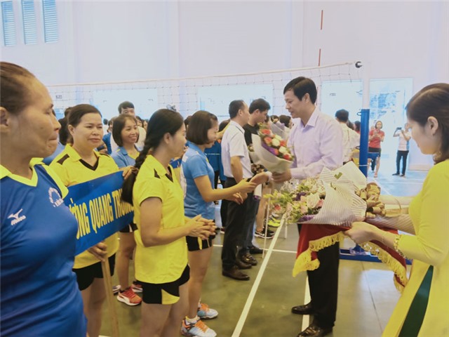 Giao lưu bóng chuyền hơi kỷ niệm ngày thành lập Hội LHPN Việt Nam 