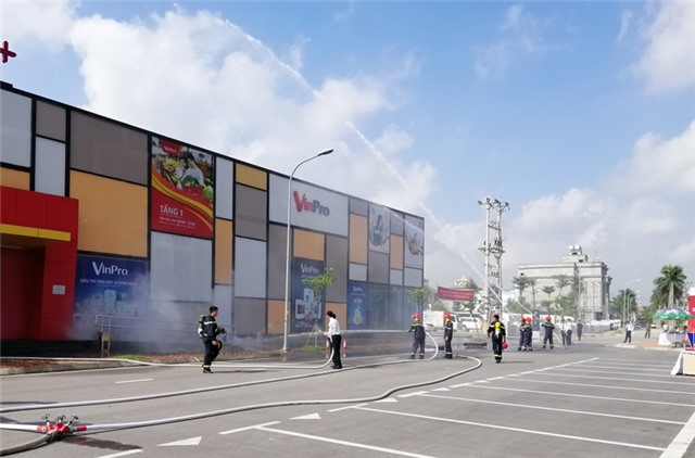 Diễn tập phương án chữa cháy và cứu nạn cứu hộ tại Trung tâm thương mại Vincom+