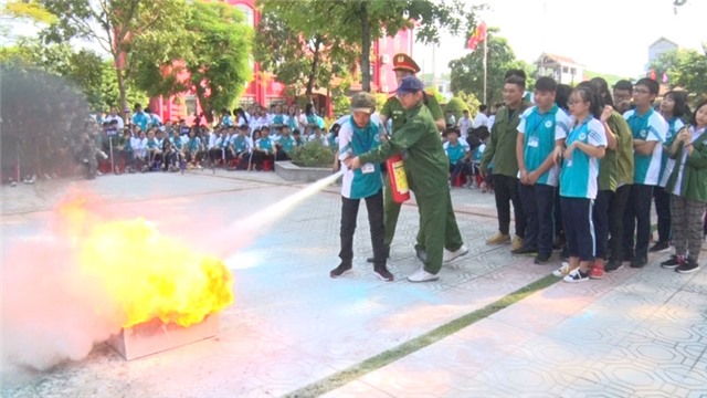 Hơn 1.200 giáo viên và học sinh trường THPT Uông Bí được tập huấn PCCC