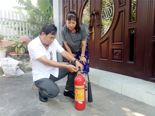 Ông Hồng chữa cháy