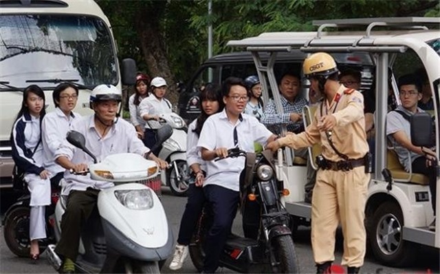 Xử lý nghiêm người đi xe máy không đội mũ bảo hiểm