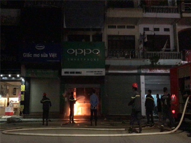Lực lượng cứu hỏa TP Uông Bí: Dập tắt vụ cháy 1 cửa hàng điện thoại ngay trong đêm