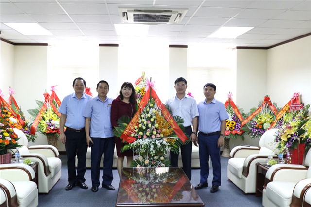 Đồng chí Nguyễn Mạnh Hà, Chủ tịch UBND thành phố chúc mừng các đơn vị ngành Than 