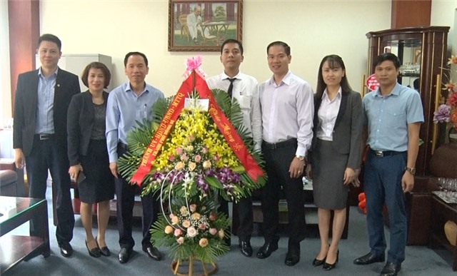Đồng chí Nguyễn Đình Trung, Phó Chủ tịch UBND thành phố chúc mừng doanh nghiệp ngành Than