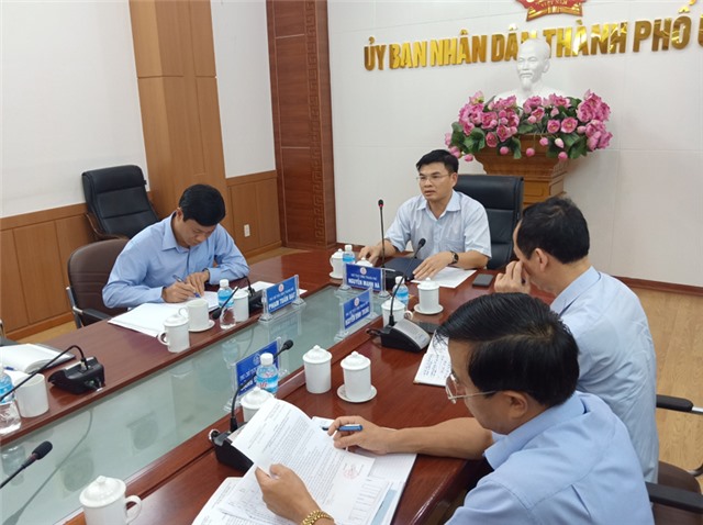 UBND thành phố giao ban công tác 