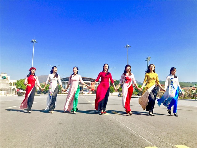 Thí sinh Chung kết Hội thi Người giới thiệu hay nhất về Uông Bí trải nghiệm, khám phá các điểm du lịch của thành phố