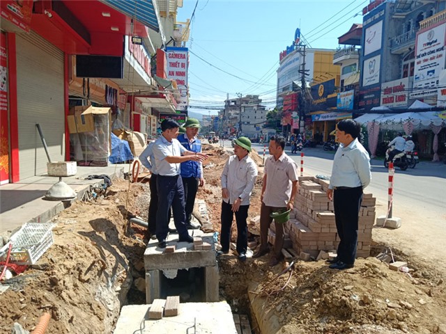 Chủ tịch UBND thành phố kiểm tra tiến độ thi công công trình chỉnh trang tuyến phố Quang Trung