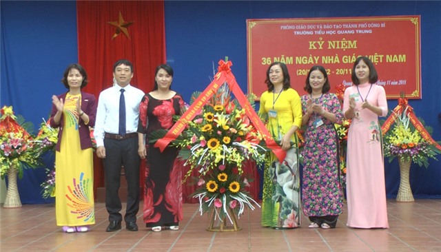 Đồng chí Hoàng Thị Hà, Phó Bí thư Thường trực Thành ủy chúc mừng  36 năm ngày nhà giáo Việt Nam