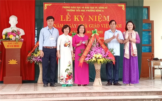 Đồng chí Đặng Đình Sách, UVBTV Thành ủy, Phó Chủ tịch UBND thành phố chúc mừng ngày 20-11