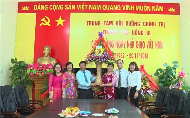 Đồng chí Phạm Ngọc Hải, Ủy viên BTV Thành ủy, Phó Chủ tịch thường trực HĐND thành phố chúc mừng ngày 20-11